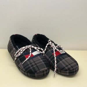 Tommy Hilfiger Gray Plaid Fluffy Slippers Men’s Size 9 (NWOT)
